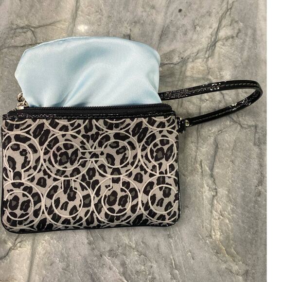 Coach signature canvas wristlet with patent leather - Picture 10 of 13